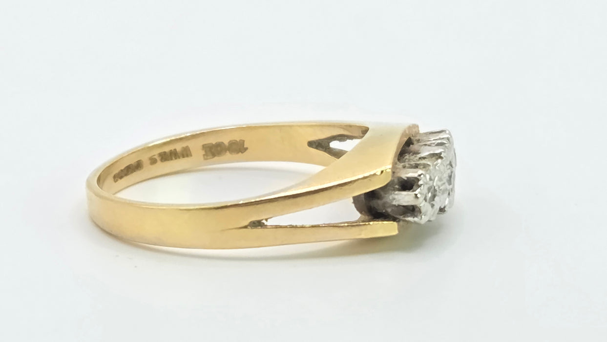 Vintage: 18ct Yellow Gold Three Stone Diamond Illusion Set Ring — From 1973