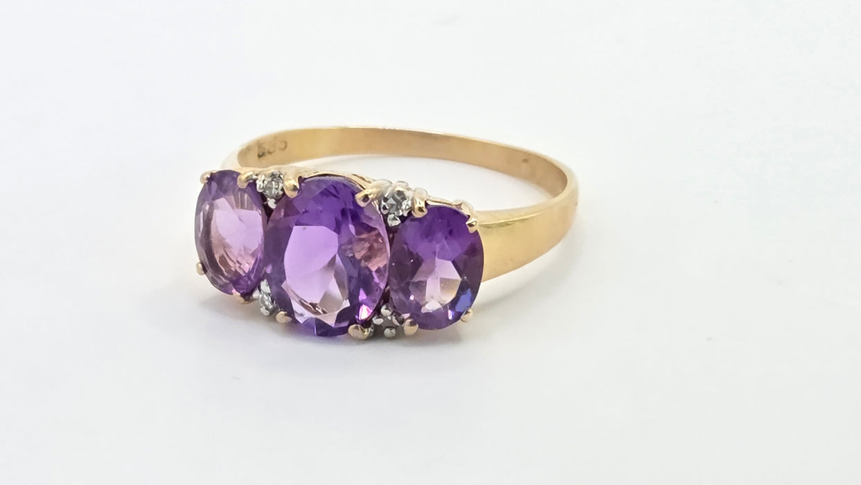 Vintage: 14ct Yellow Gold Oval Amethyst & Diamond Trilogy Ring