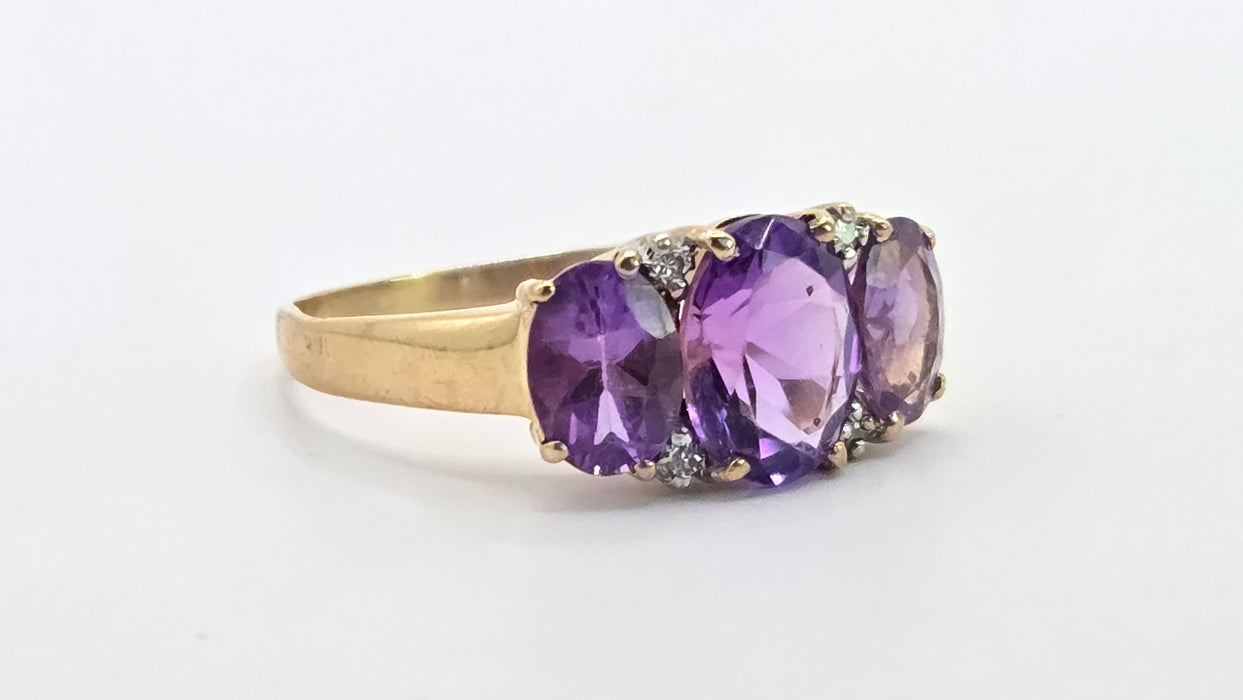 Vintage: 14ct Yellow Gold Oval Amethyst & Diamond Trilogy Ring