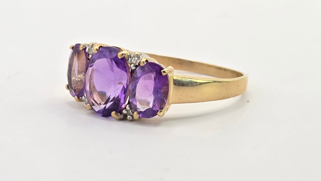 Vintage: 14ct Yellow Gold Oval Amethyst & Diamond Trilogy Ring