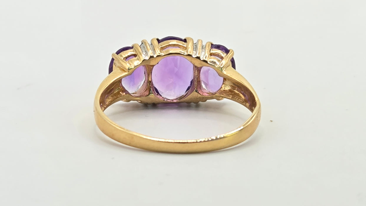 Vintage: 14ct Yellow Gold Oval Amethyst & Diamond Trilogy Ring