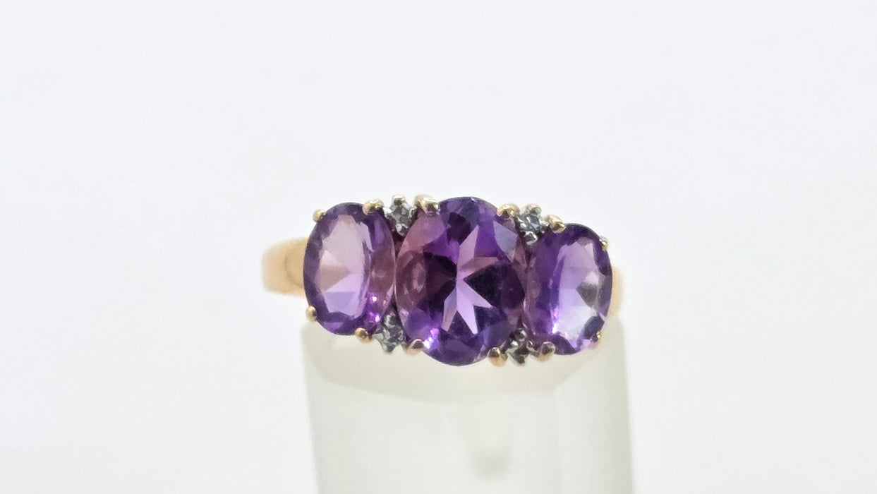 Vintage: 14ct Yellow Gold Oval Amethyst & Diamond Trilogy Ring