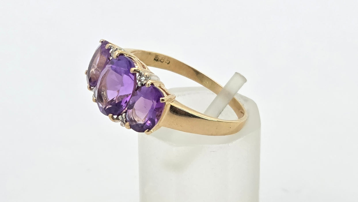Vintage: 14ct Yellow Gold Oval Amethyst & Diamond Trilogy Ring