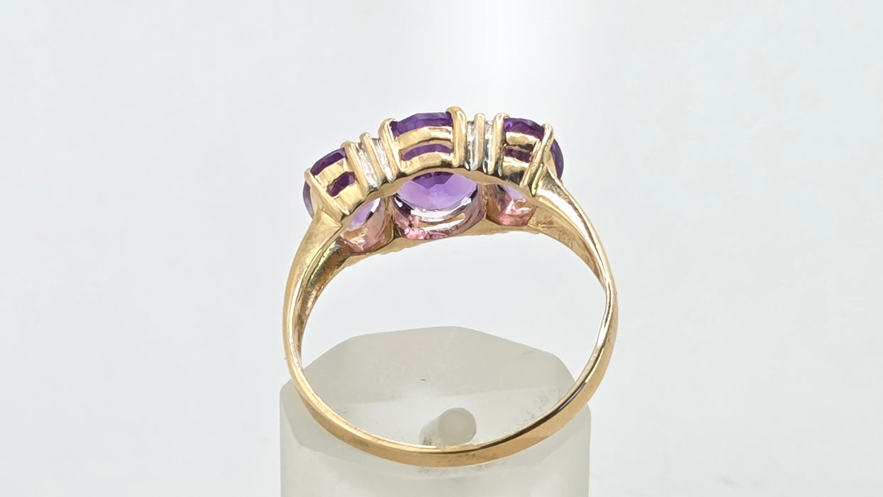 Vintage: 14ct Yellow Gold Oval Amethyst & Diamond Trilogy Ring