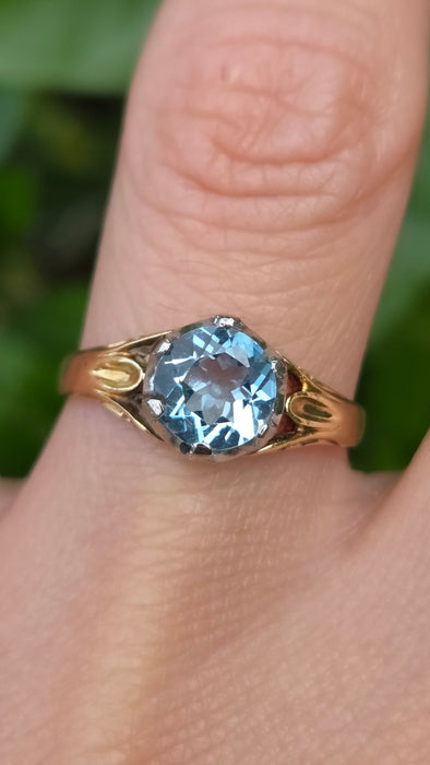 Vintage: 18ct Yellow Gold Blue Zircon Solitaire Ring