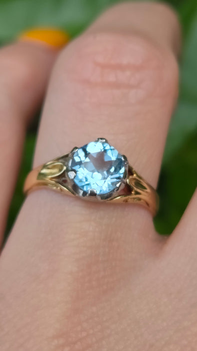 Vintage: 18ct Yellow Gold Blue Zircon Solitaire Ring
