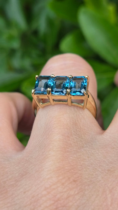 Vintage: 9ct Gold London Blue Topaz Trilogy Ring