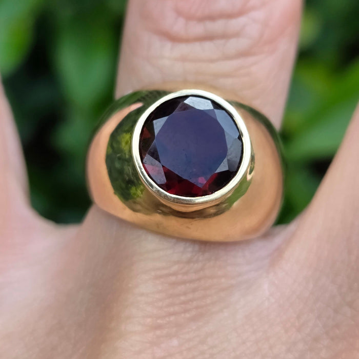 Vintage: 9ct Yellow Gold Garnet 2.81ct Signet Ring
