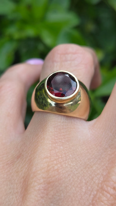 Vintage: 9ct Yellow Gold Garnet 2.81ct Signet Ring