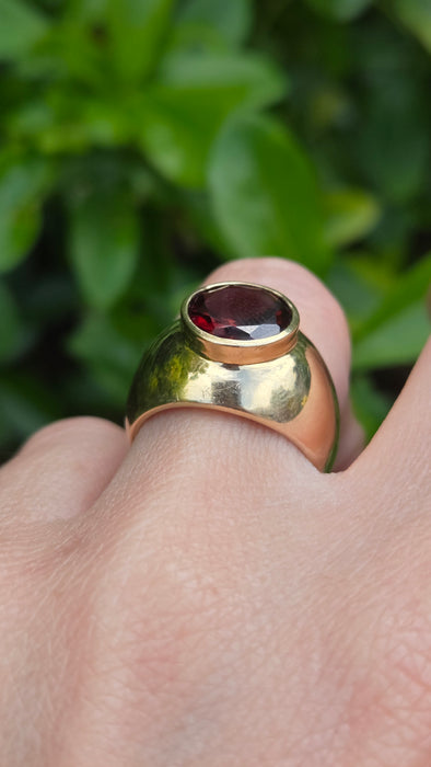 Vintage: 9ct Yellow Gold Garnet 2.81ct Signet Ring