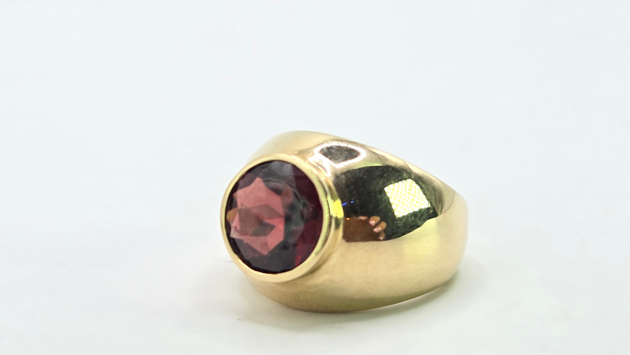 Vintage: 9ct Yellow Gold Garnet 2.81ct Signet Ring