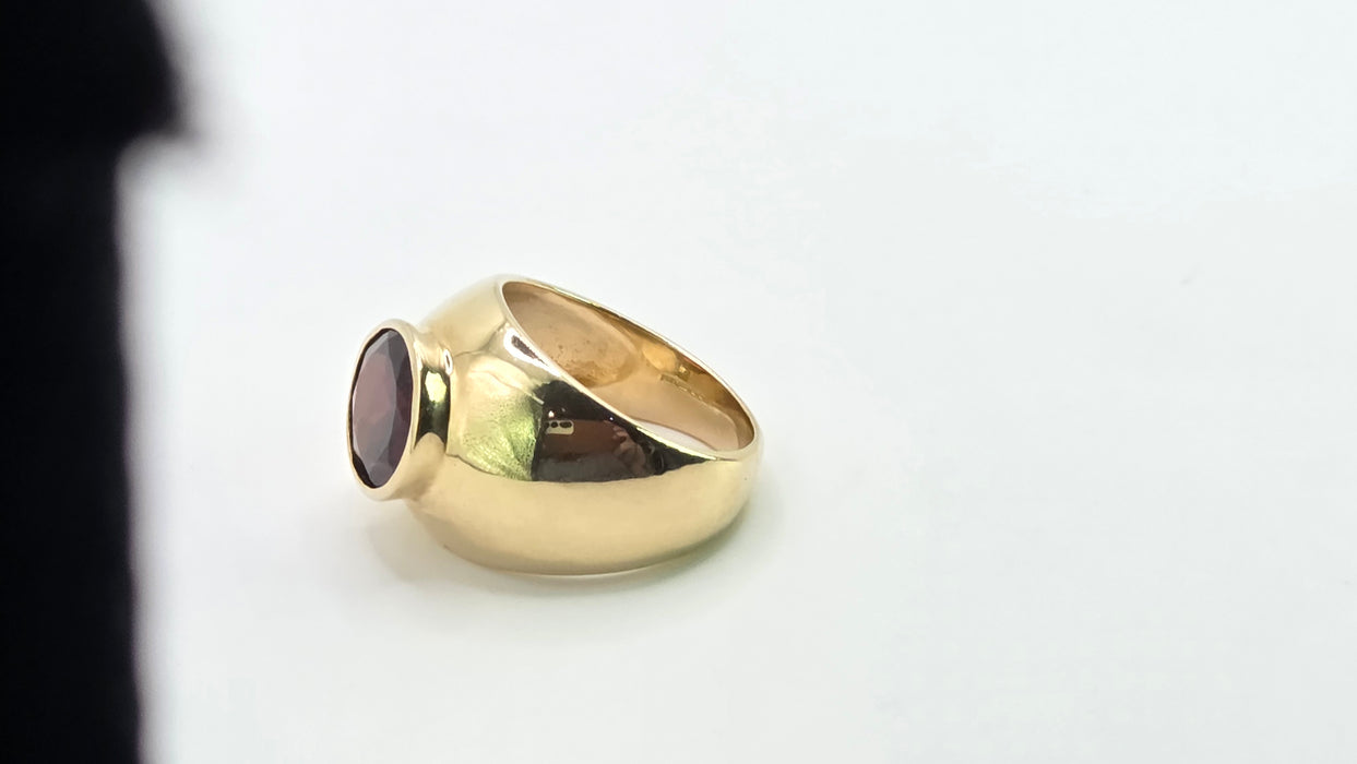 Vintage: 9ct Yellow Gold Garnet 2.81ct Signet Ring