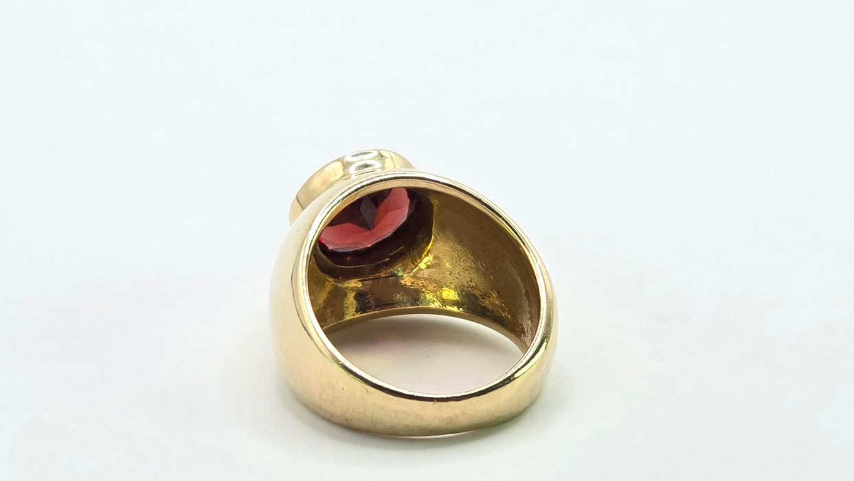 Vintage: 9ct Yellow Gold Garnet 2.81ct Signet Ring