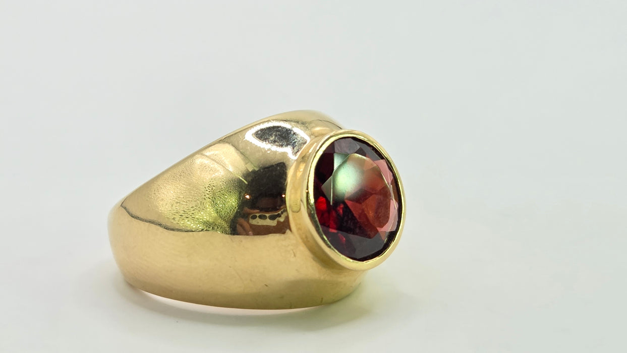Vintage: 9ct Yellow Gold Garnet 2.81ct Signet Ring