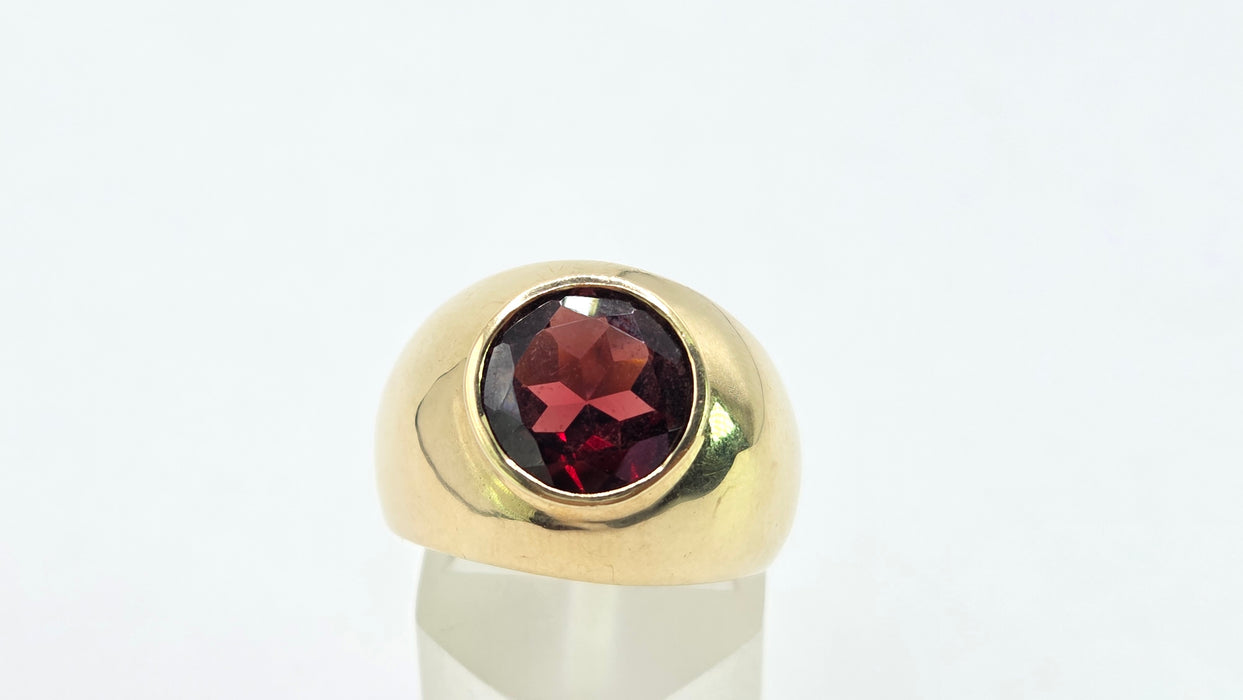 Vintage: 9ct Yellow Gold Garnet 2.81ct Signet Ring
