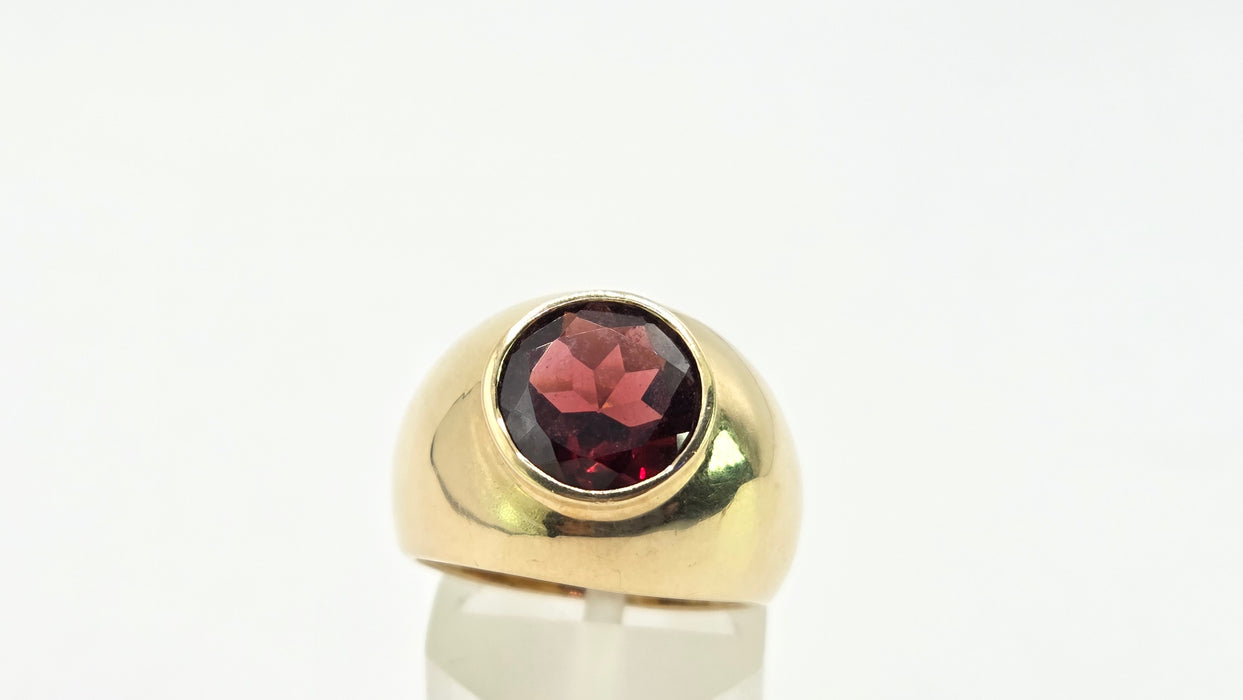 Vintage: 9ct Yellow Gold Garnet 2.81ct Signet Ring