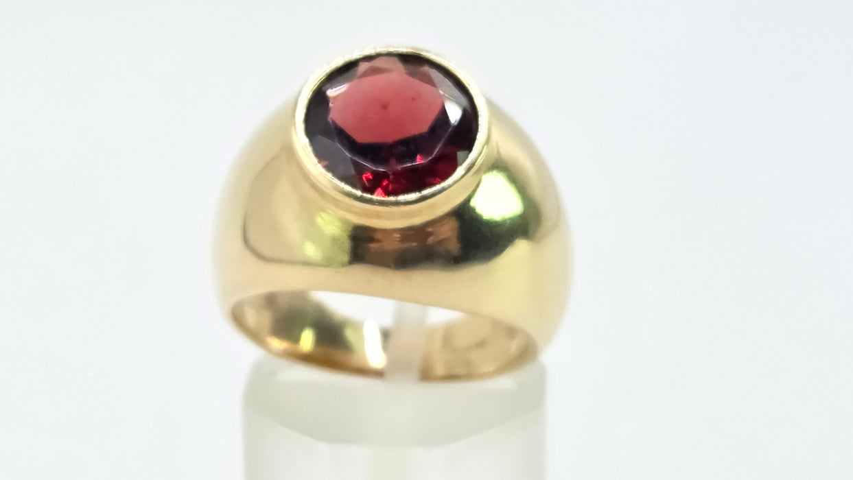 Vintage: 9ct Yellow Gold Garnet 2.81ct Signet Ring