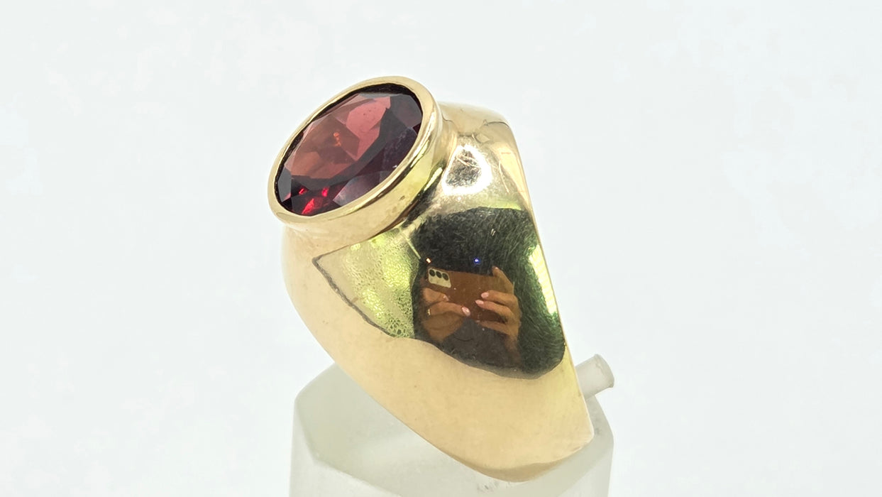 Vintage: 9ct Yellow Gold Garnet 2.81ct Signet Ring