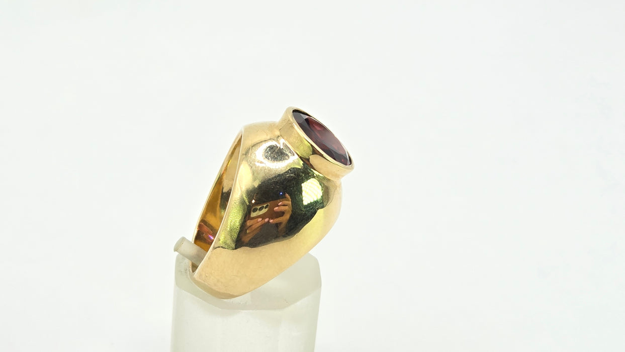 Vintage: 9ct Yellow Gold Garnet 2.81ct Signet Ring