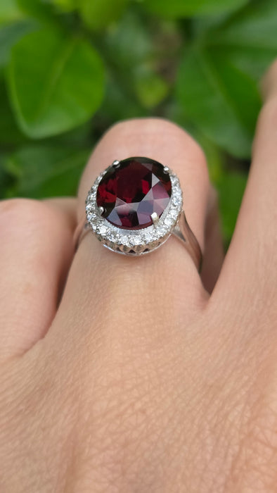 Vintage: 18ct White Gold & Platinum Garnet & Diamond Oval Cluster Ring — 5.50ct Garnet, 0.24ct Diamonds