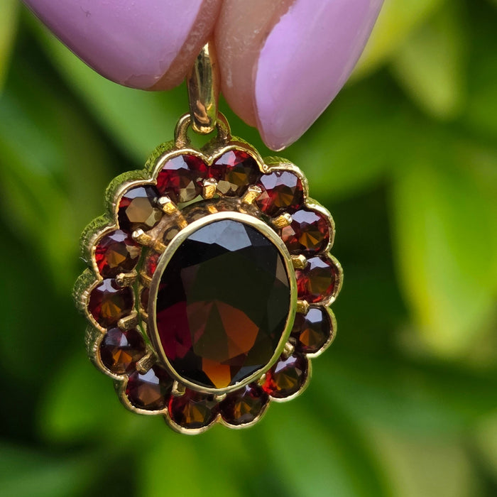 Vintage: 8ct Yellow Gold Garnet Cluster Pendant
