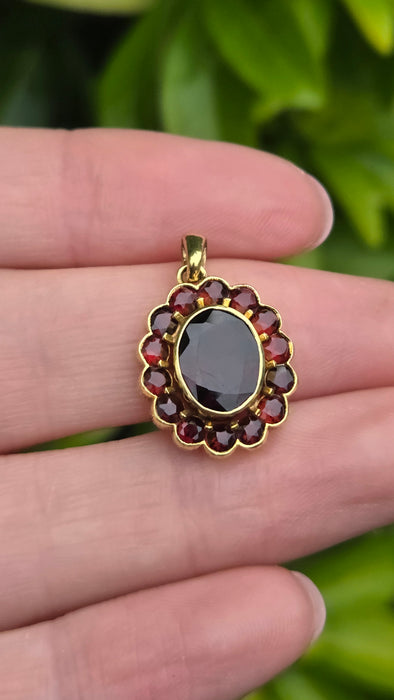 Vintage: 8ct Yellow Gold Garnet Cluster Pendant