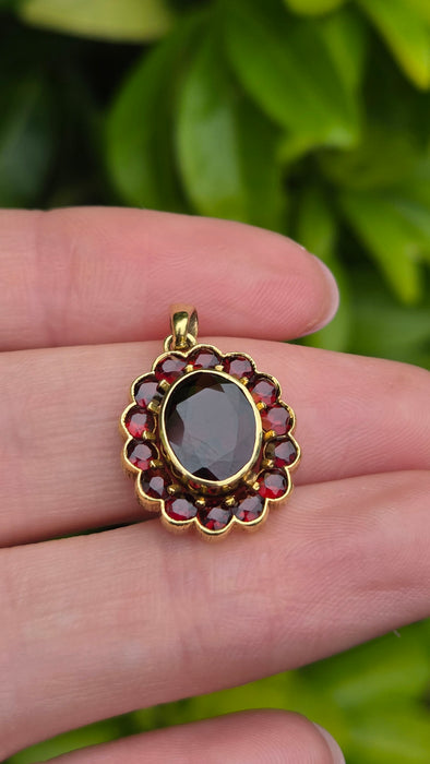 Vintage: 8ct Yellow Gold Garnet Cluster Pendant