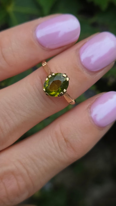 Antique: 9ct Yellow Gold Peridot Solitaire Ring