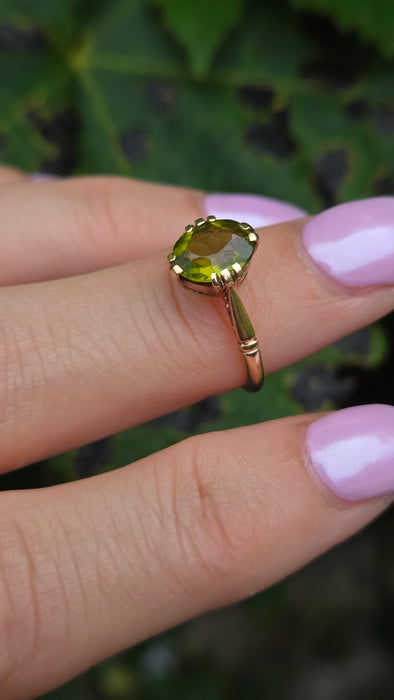 Antique: 9ct Yellow Gold Peridot Solitaire Ring
