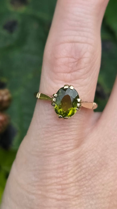 Antique: 9ct Yellow Gold Peridot Solitaire Ring