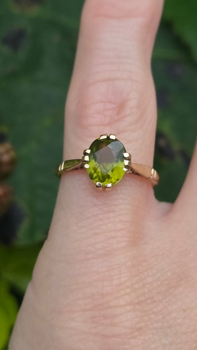 Antique: 9ct Yellow Gold Peridot Solitaire Ring