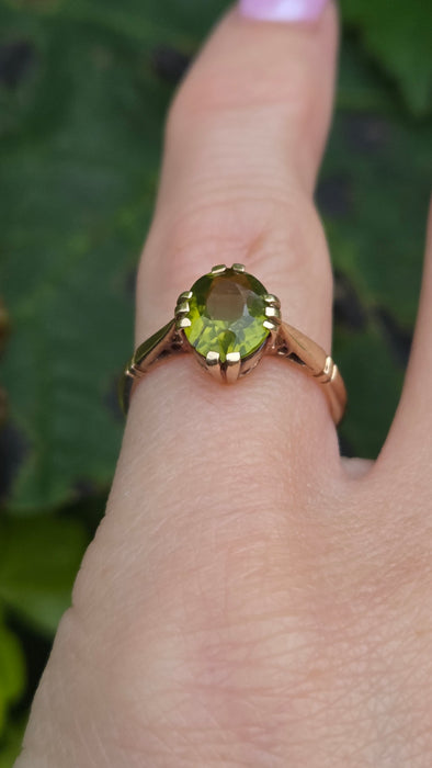 Antique: 9ct Yellow Gold Peridot Solitaire Ring