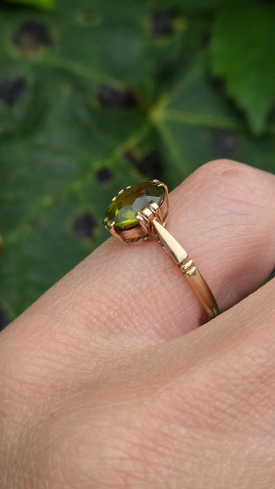 Antique: 9ct Yellow Gold Peridot Solitaire Ring