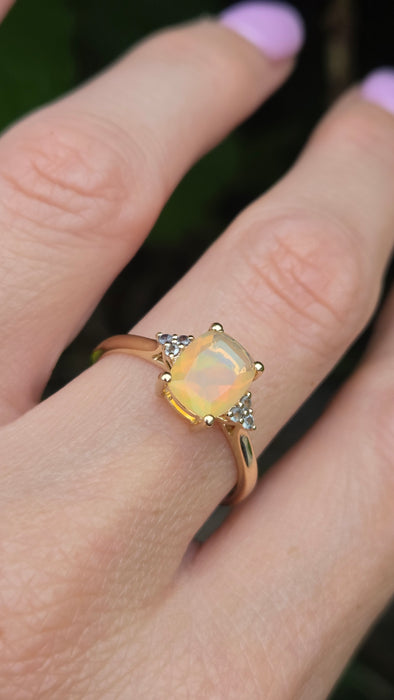 Vintage: 9ct Yellow Gold Opaque Opal & Green Topaz Trefoil Ring