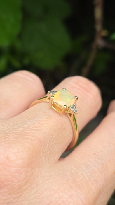 Vintage: 9ct Yellow Gold Opaque Opal & Green Topaz Trefoil Ring
