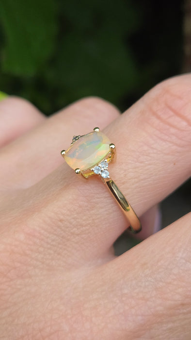 Vintage: 9ct Yellow Gold Opaque Opal & Green Topaz Trefoil Ring