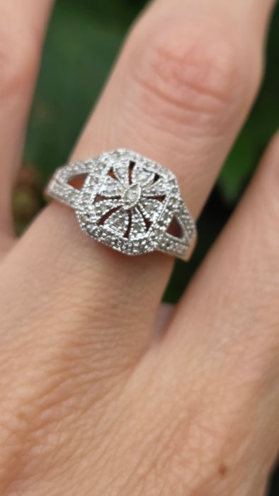6634: Vintage: 9ct Gold 31 Diamonds Geometric Set Ring- Hallmarked in Edinburgh