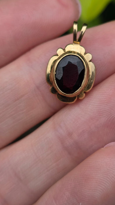 Vintage: 9ct Gold Garnet Oval Pendant