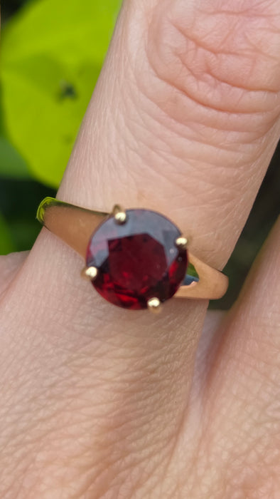 Vintage: 9ct Gold Round Cut Almandine Garnet Solitaire Ring