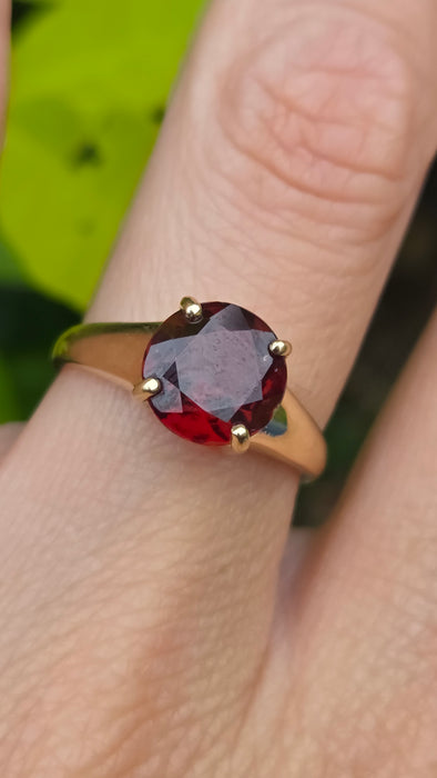 Vintage: 9ct Gold Round Cut Almandine Garnet Solitaire Ring