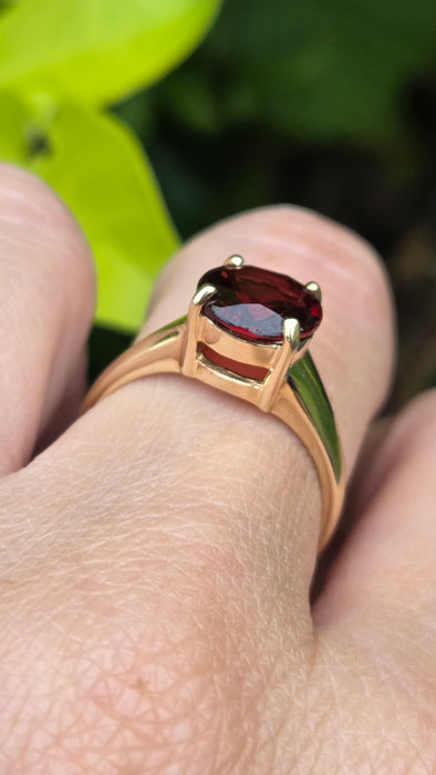 Vintage: 9ct Gold Round Cut Almandine Garnet Solitaire Ring