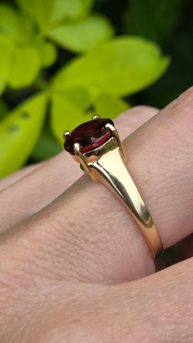 Vintage: 9ct Gold Round Cut Almandine Garnet Solitaire Ring