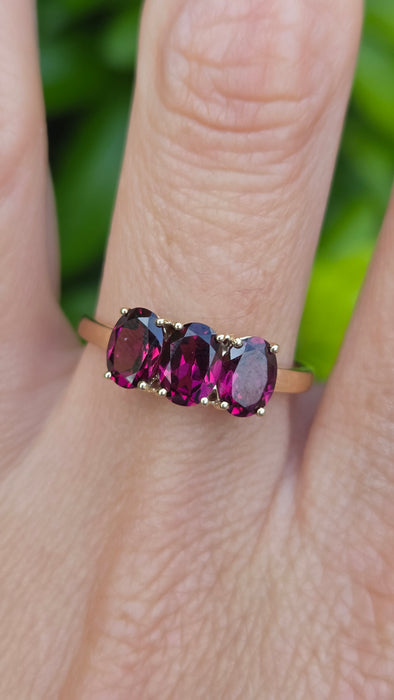 Vintage: 9ct Yellow Gold Almandine Garnet Trilogy Ring