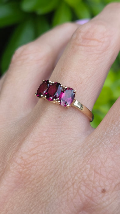 Vintage: 9ct Yellow Gold Almandine Garnet Trilogy Ring
