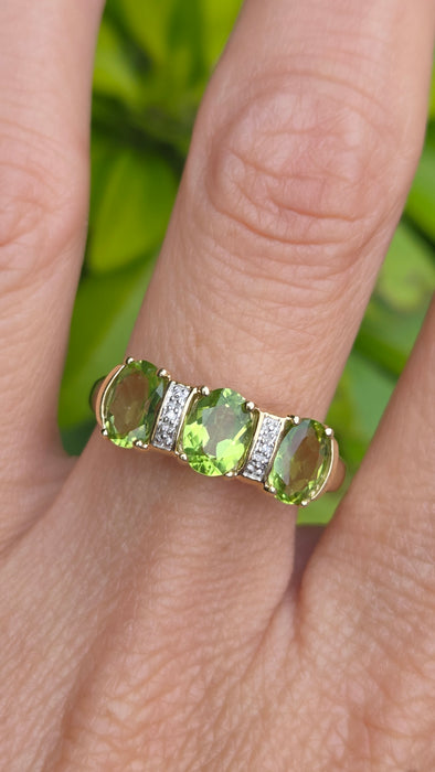 Vintage: 9ct Gold Peridot & Diamond Trilogy Ring