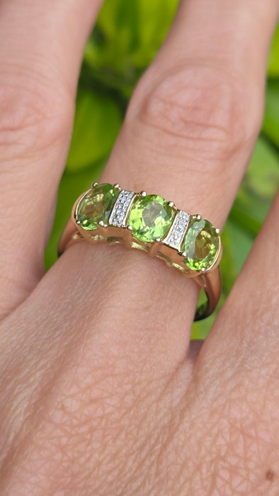 Vintage: 9ct Gold Peridot & Diamond Trilogy Ring