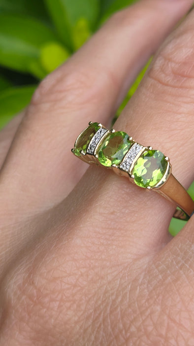 Vintage: 9ct Gold Peridot & Diamond Trilogy Ring