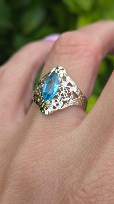 6632: Vintage: 14ct White Gold Marquise Cut Blue Topaz Openwork Dress Ring