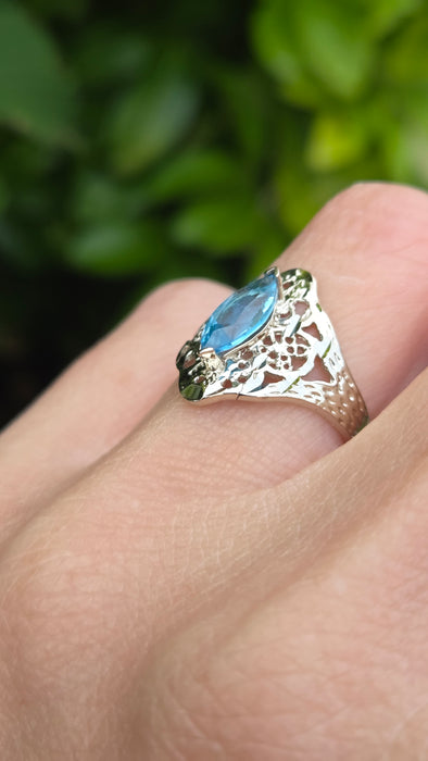 6632: Vintage: 14ct White Gold Marquise Cut Blue Topaz Openwork Dress Ring