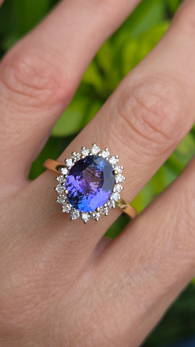 Vintage: 18ct Gold Tanzanite & Diamond Oval Cluster Ring